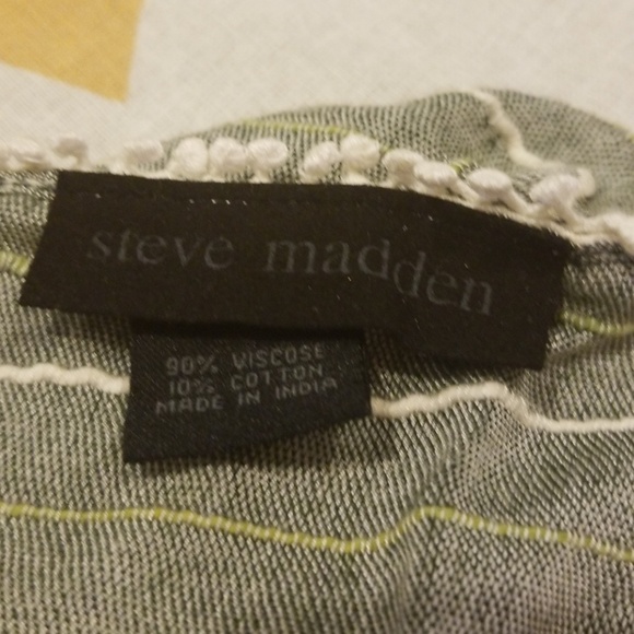 Cute square scarf with sweet edging detail - Picture 3 of 4